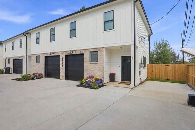 Brand-New Gated 3-Bed Home with Modern Finishes and Fenced Backyard - Brand-New Gated 3-Bed Home with Modern Finishes and Fenced Backyard