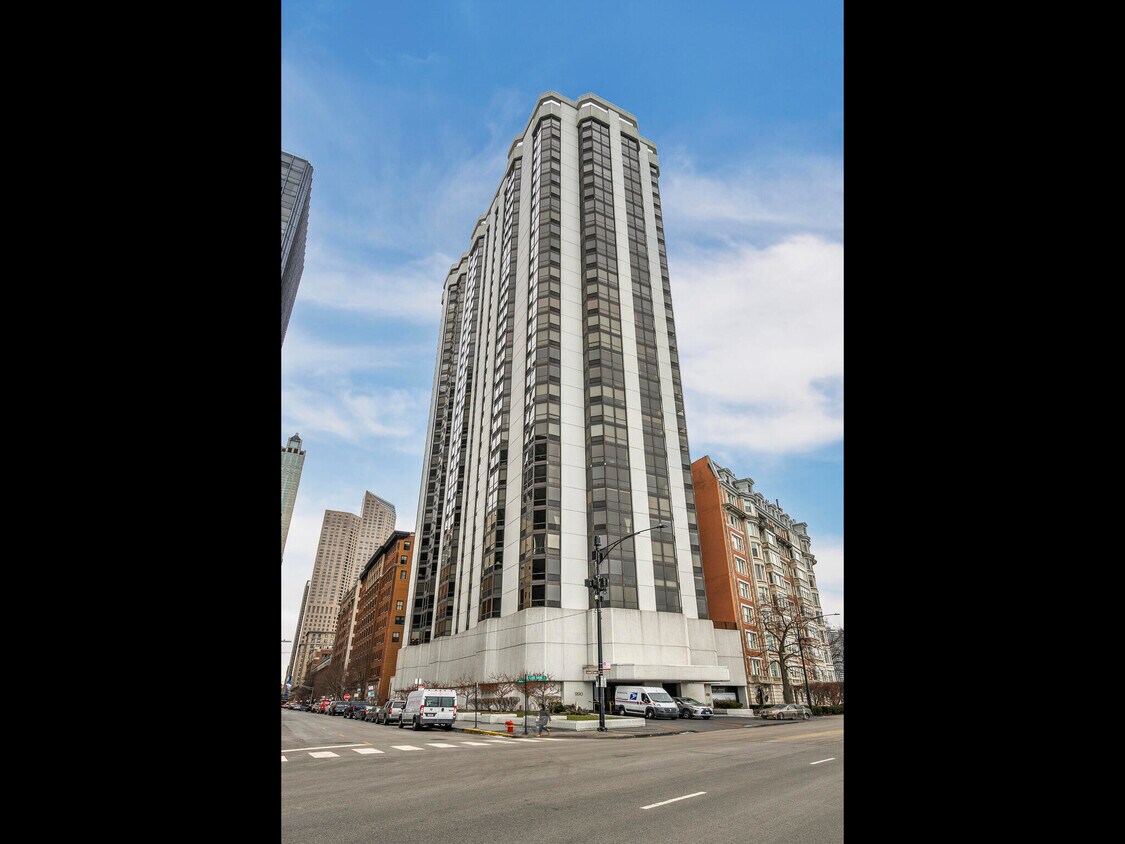 Primary Photo - 990 N Lake Shore Dr