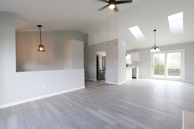 Foto del edificio - Beautiful 3 Bed 2.5 Bath w/2 Car Oversized Garage