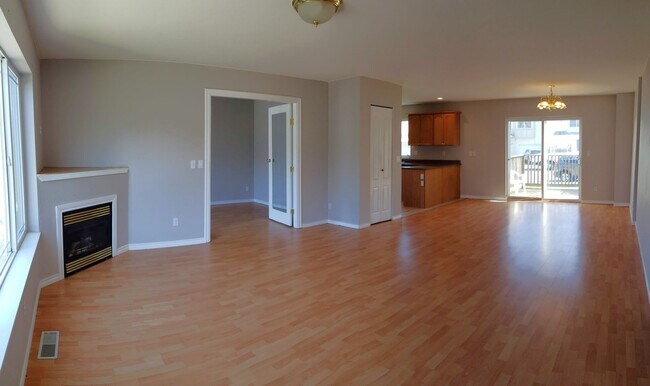 Foto del edificio - Spacious Three Bedroom Available Soon