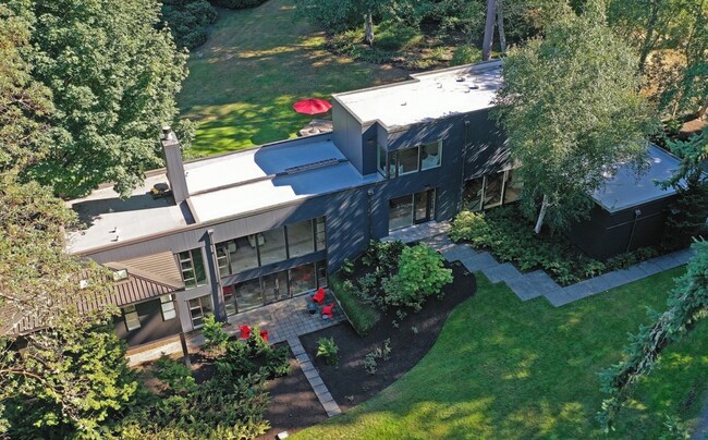 Foto del edificio - Contemporary Estate Retreat on 5 Acres in ...