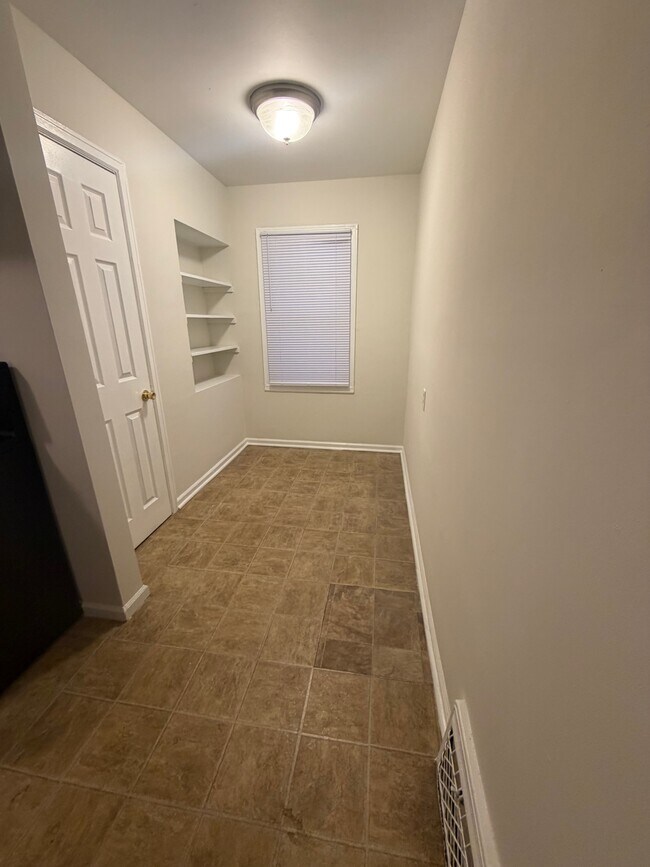 Foto del edificio - 301 E 4th St