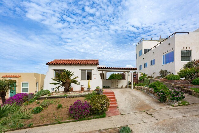 Foto del edificio - Spanish Coastal Charmer with Ocean Views -- Walk to the Beach