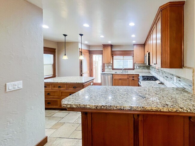 Building Photo - Charming Point Loma Gem: Fully Renovated 3...