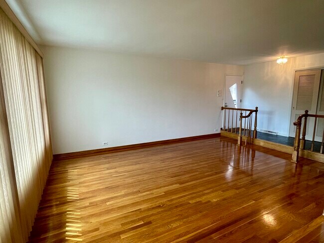 Foto del edificio - 7150 N Crawford Ave