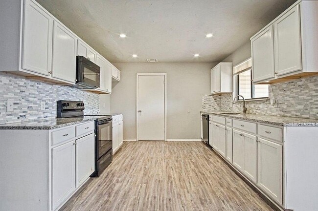 Photo - 701 NW 141st St House