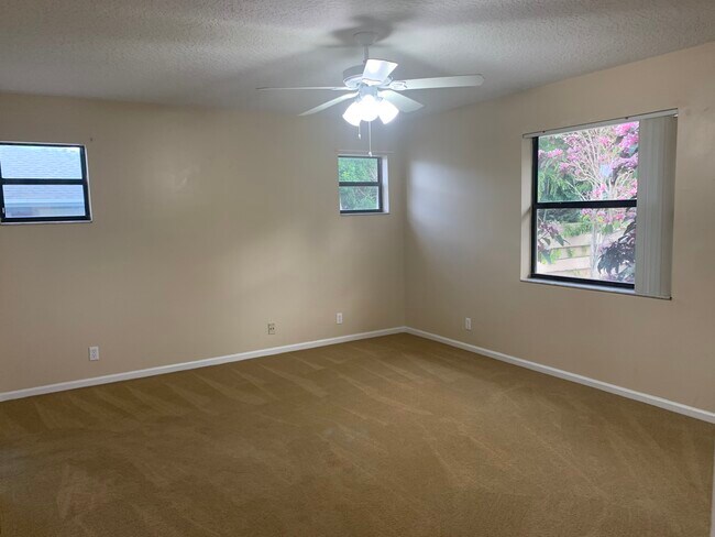 Building Photo - 8012 SE Highpoint Way