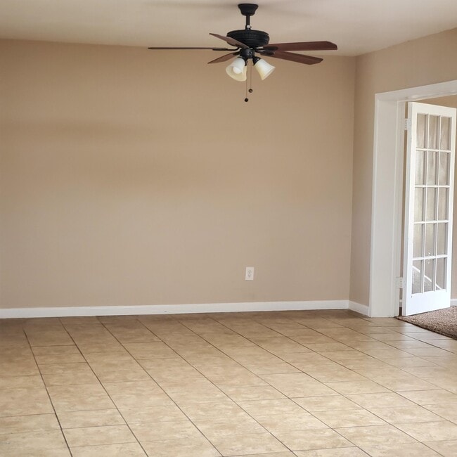 Building Photo - 1719 E Gaylon Dr