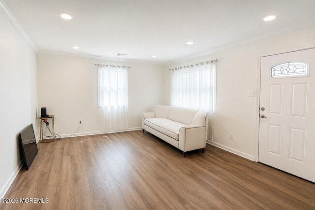 Building Photo - 837 Forest Ave