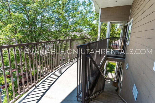 Building Photo - 389 S State St