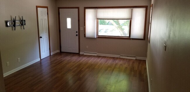 Foto del edificio - 3 Bedroom 2 Bath House For Rent