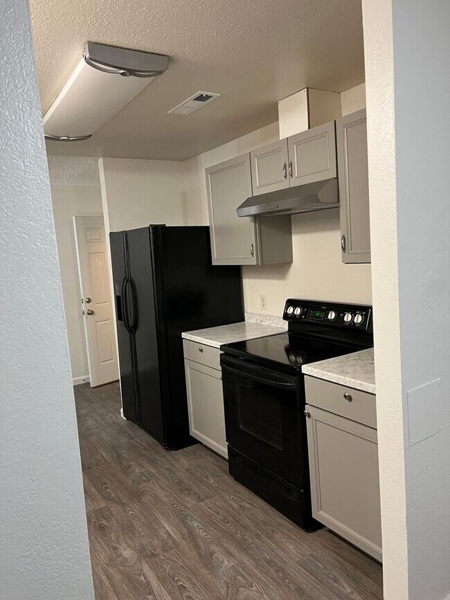 Foto del edificio - 3-bedroom, 2-bathroom home in Redding Upda...