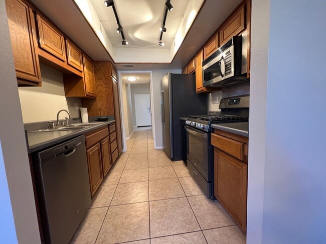 Foto del edificio - AVAILABLE NOW Highly desired Villa Hermosa...