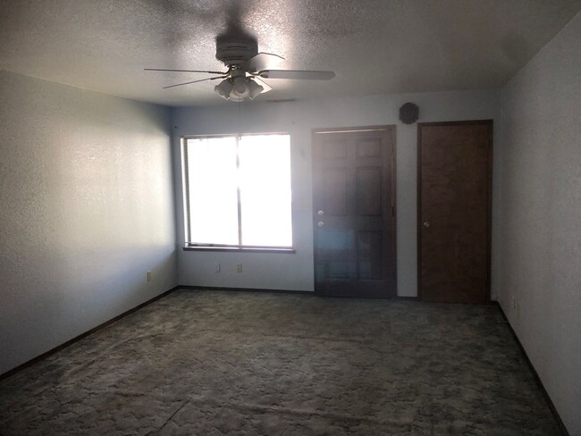 Foto del edificio - Clean 2 bedroom Near Freeway!