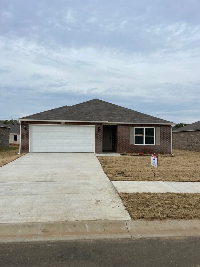 Building Photo - *Pre-leasing* Three Bedroom | Two Bathroom...