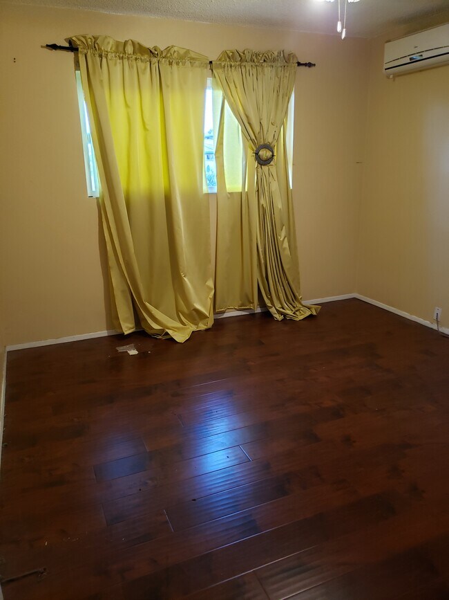Dormitorio - 13508 Doty Ave