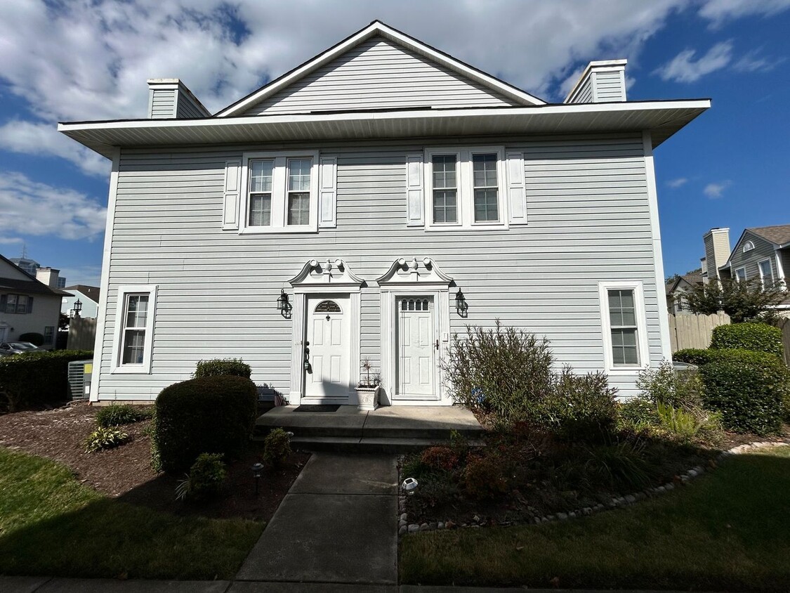 Foto principal - Sought-After Location in Desirable Town Ce...