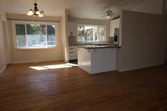 Building Photo - Holliday 4 Bedroom 2 1/2 Bath Pet Friendly...
