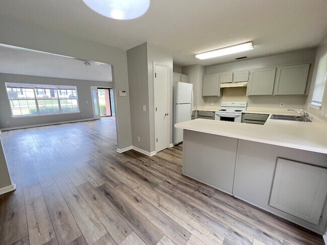 Foto del edificio - 3 BED | 2 BATH | NEWLY RENOVATED