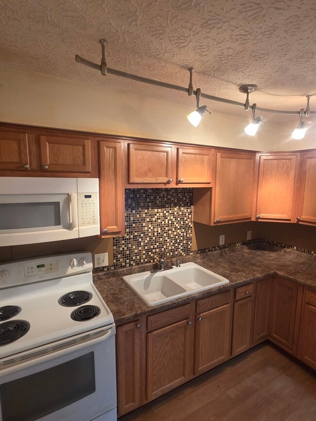 Building Photo - 338 Cluster Ave
