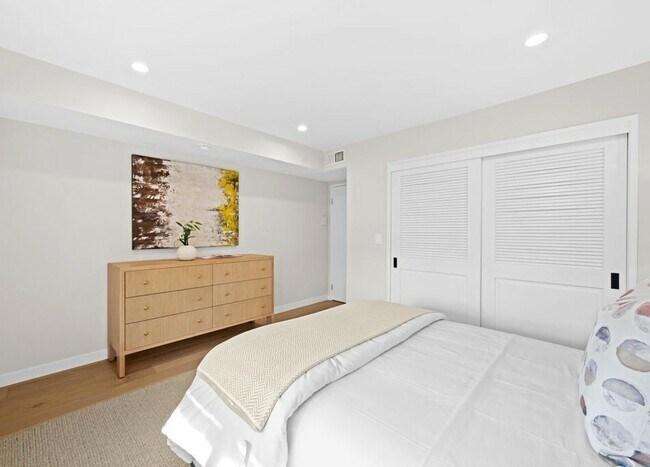 Building Photo - 266 S Madison Ave