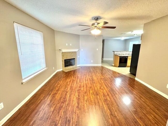 Building Photo - Now Leasing a 3 Bedroom 2 Bath Home in Sou...