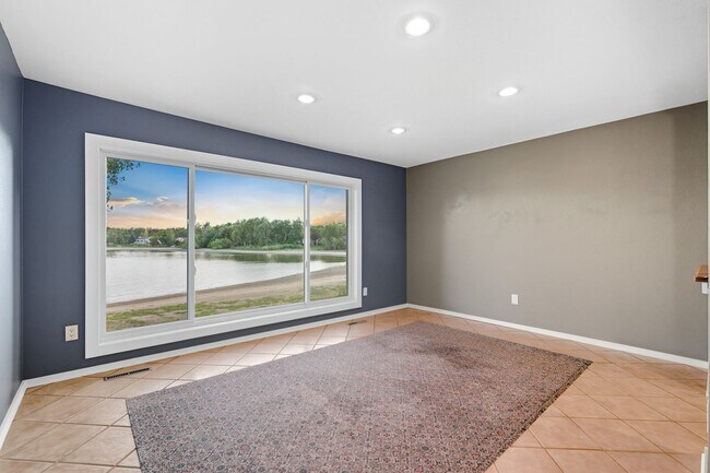 Foto del edificio - Lakeside living in 3-bedroom, multi-story ...