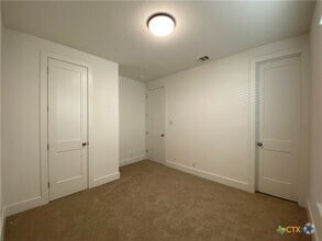 Building Photo - 1032 Easy Gruene
