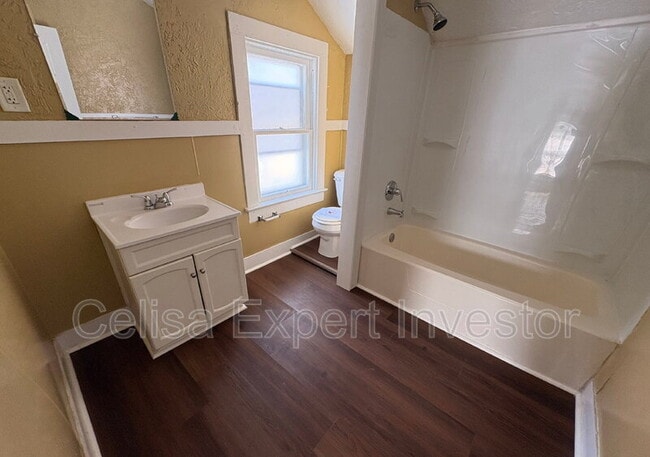 Building Photo - 3420 Plaza Dr