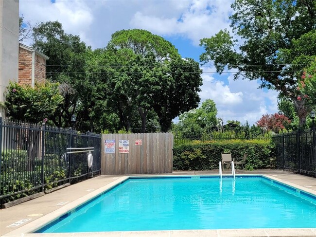 Foto del edificio - 6406 Ferris Dr