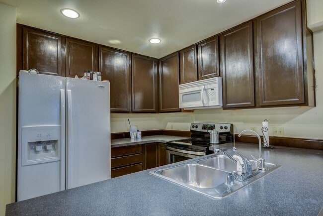Building Photo - Spacious 2 Bedroom, 2.5 Bathroom Townhome ...