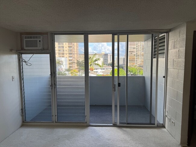 Building Photo - Clean Updated Studio with Lanai, covered p...