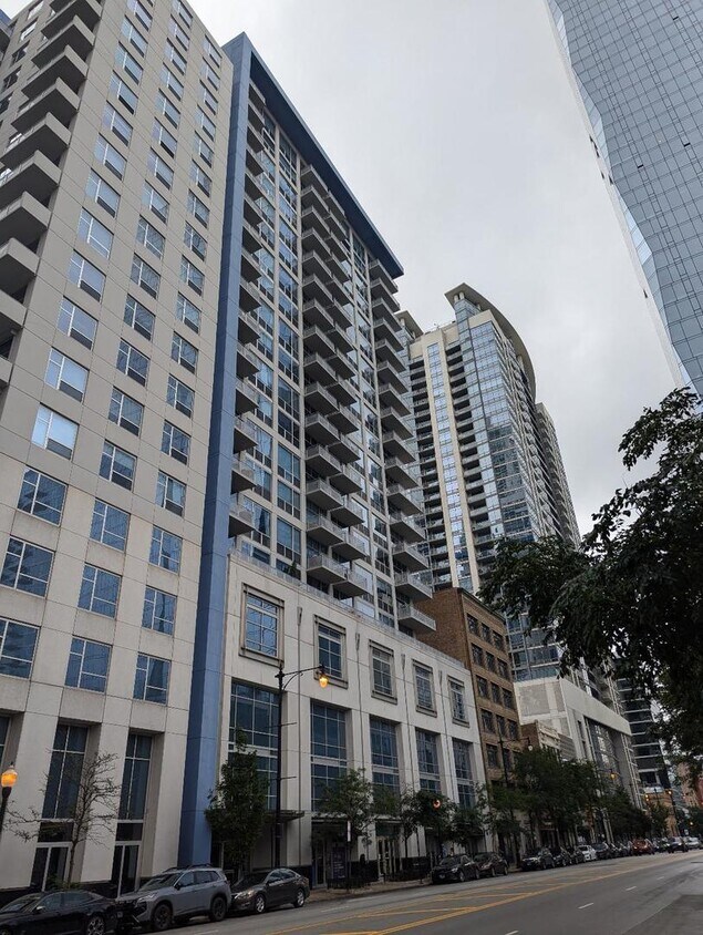 Primary Photo - 1305 S Michigan Ave