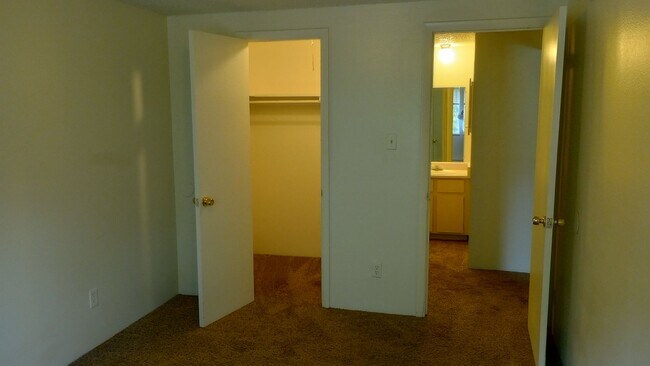 Building Photo - Great location off Leetsdale/Parker and Florida with lots of amenities such as AC, pool, hot tub,...
