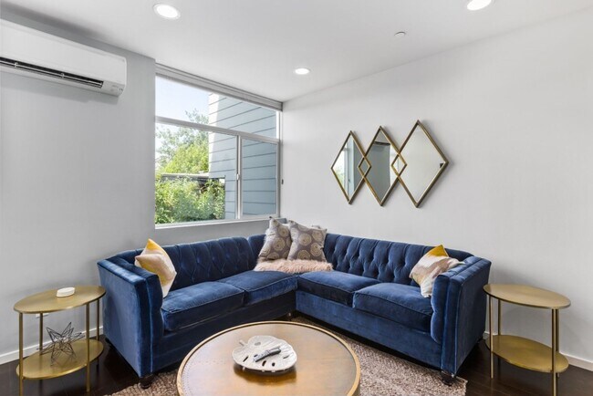 Building Photo - 4Bd/3Ba Seattle Townhome