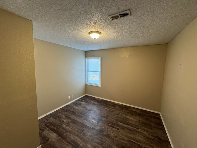 Building Photo - $1095 - 4 bed 2 bath - Single Family Home