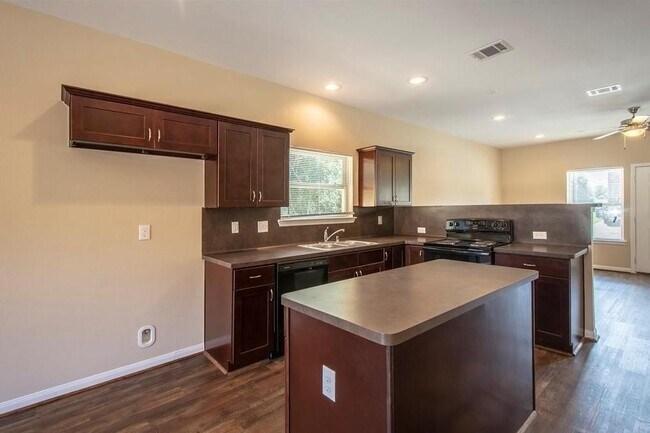 Foto del edificio - 8146 Cabot St