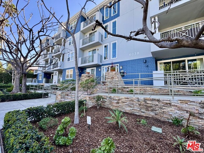 Foto del edificio - 6038 Carlton Way