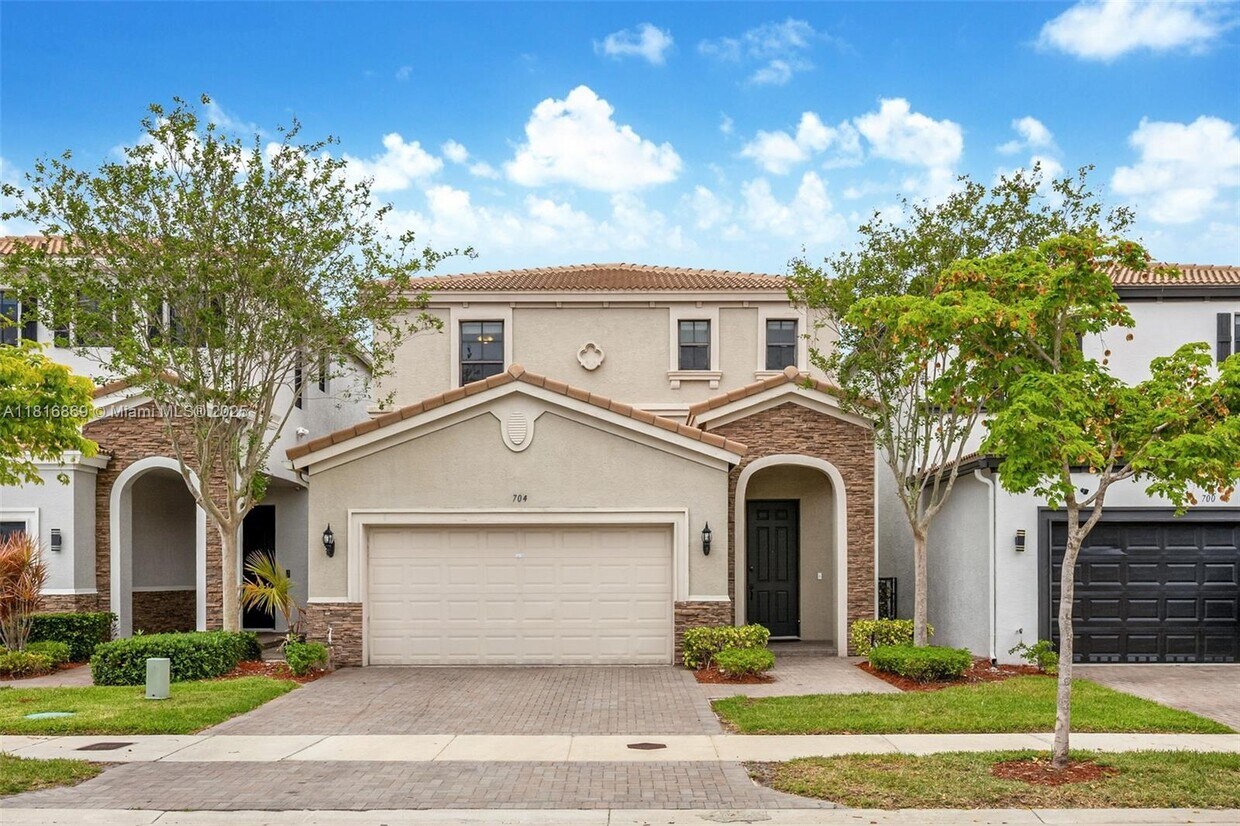 Foto principal - 704 NE 193rd St