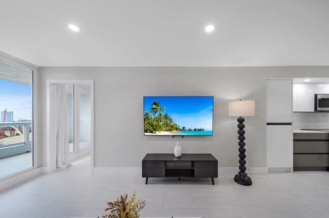 Building Photo - 1717 N Bayshore Dr