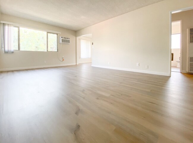 Foto del edificio - 6859 Fulton Ave