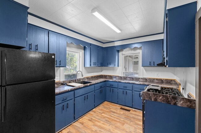 Building Photo - 2 Finch St