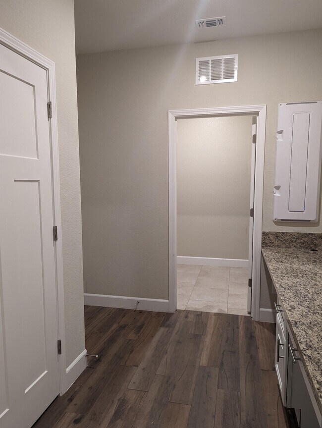 Foto del edificio - 5288 Maddux Way
