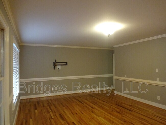 Building Photo - 1035 River Ridge Dr