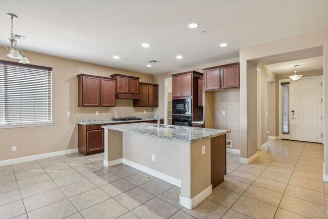 Foto del edificio - Welcome to this Charming 5 bedroom, 3.5 ba...