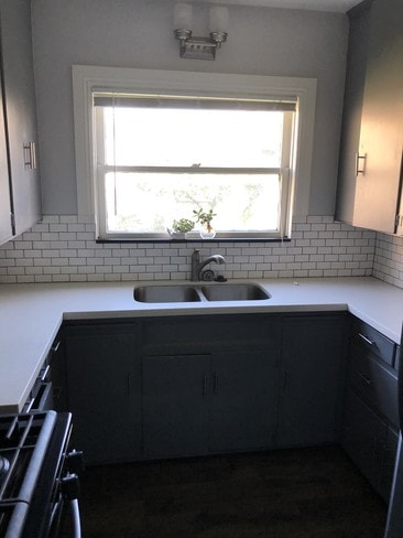 Kitchen - 1950 Cedar Ave