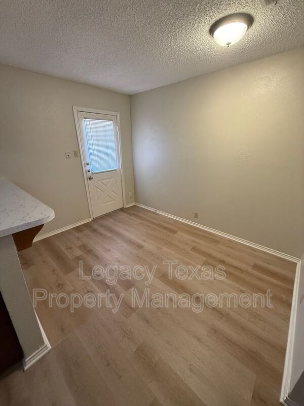 Foto del edificio - 1118 N Nolan River Rd