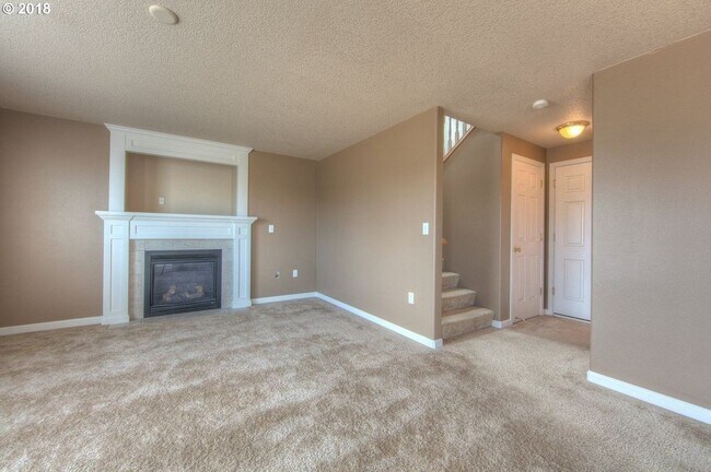 Foto del edificio - Spacious 4 Bedroom East County Home With C...