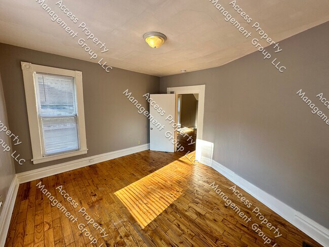 Building Photo - Cherry Hill Wealthy St Area 3 Bedroom