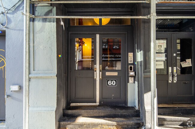 Entrada - 60 Grand St